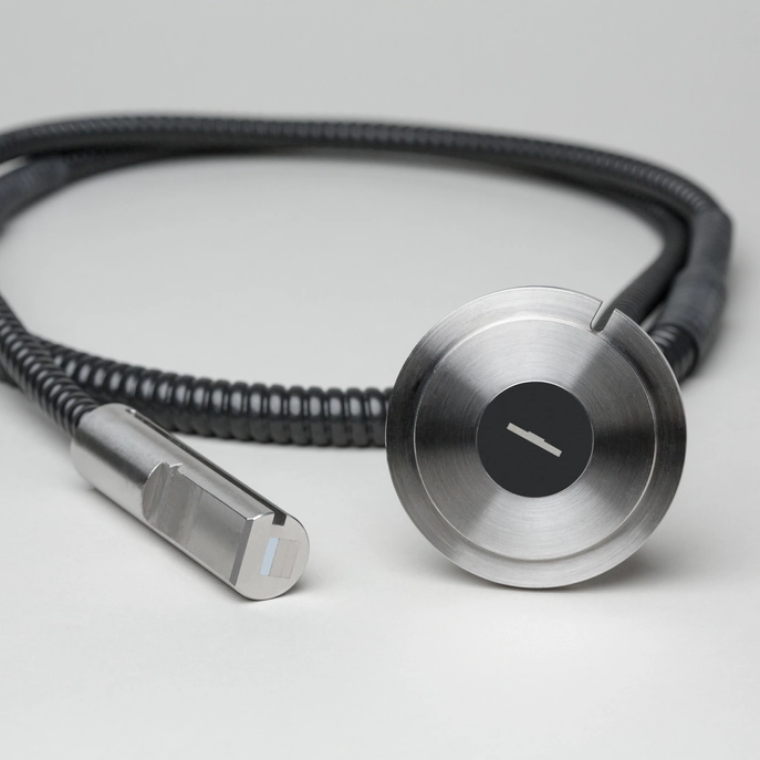 Line-shaped fiber optic assembly for application-specific light distribution