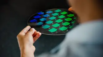 A man holding a SCHOTT RealView® high-index glass wafer