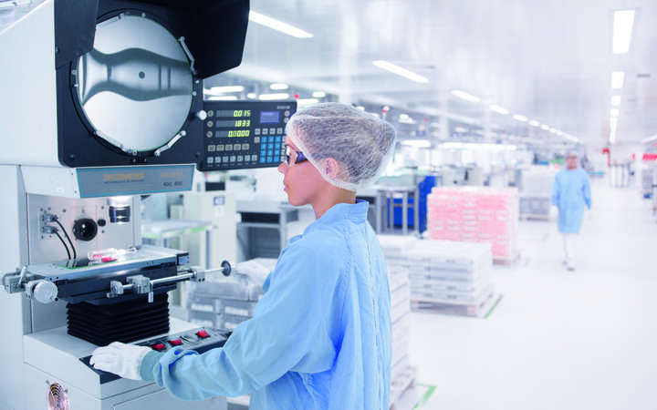 SCHOTT scientist inspects a pharmaceutical glass ampoule