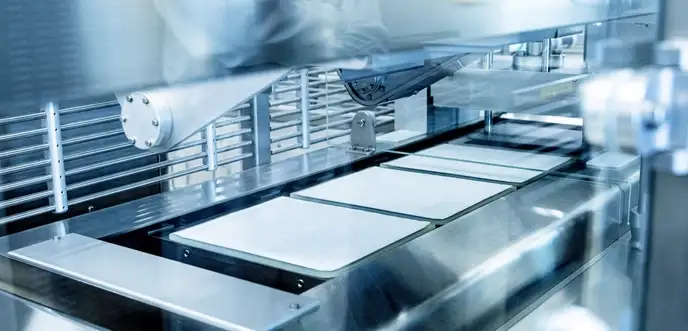 灌装线上带有初级包装的巢盒