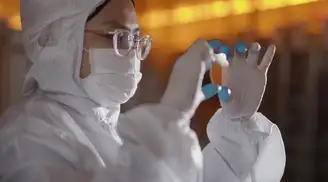 佩戴医用口罩和手套的工作人员手持高精度几何反射波导。