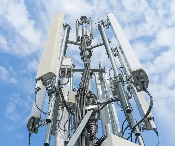 Series of high performance communication antennas on a mast