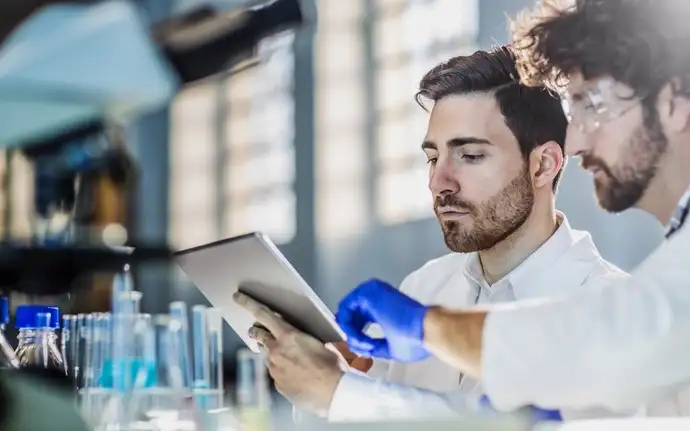 Wissenschaftler mit Tablet im Labor