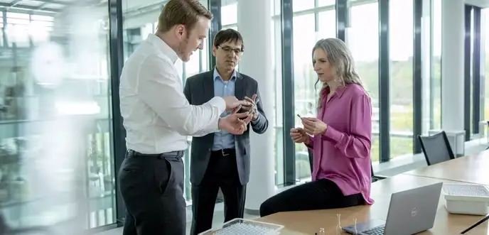 女士和男士站在一起讨论初级包装