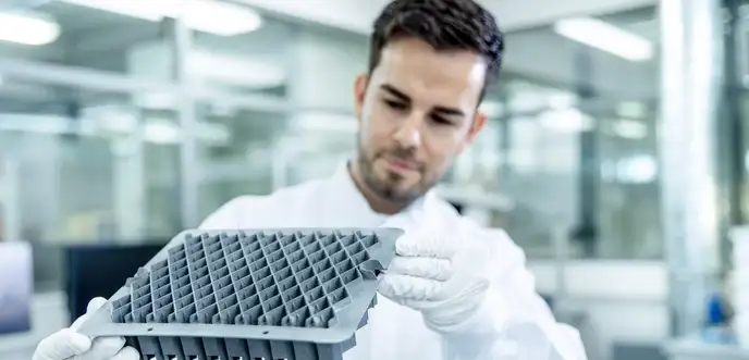 一位男士在实验室检查原型巢盒