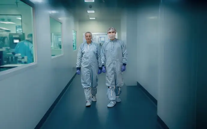 SCHOTT MINIFAB_Gown Lab Workers