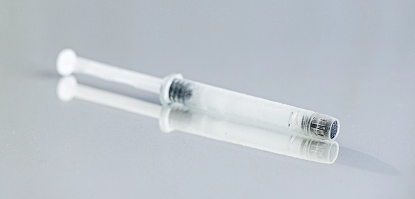 A close-up image of SCHOTT TOPPAC® freeze, a syringe capable of withstanding deep-cold temperatures down to -100°C