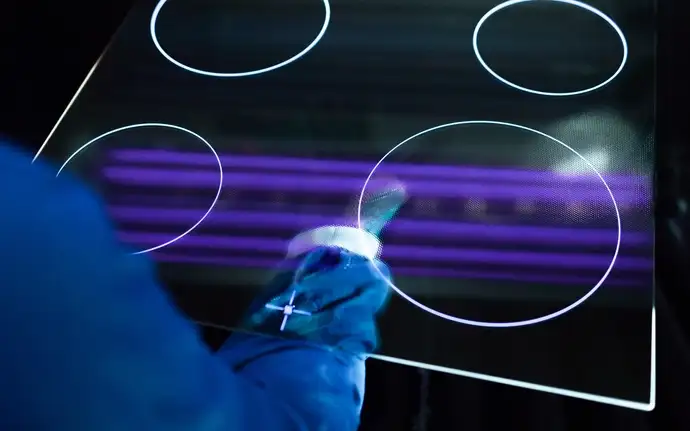 SCHOTT CERAN® glass-ceramic in the hands of a SCHOTT employee