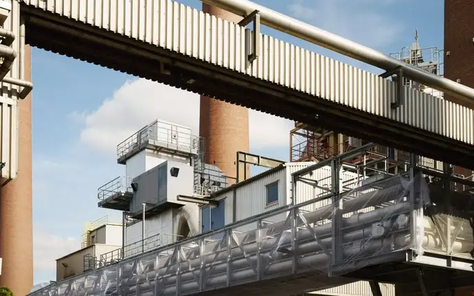 蓝天下的工厂烟囱