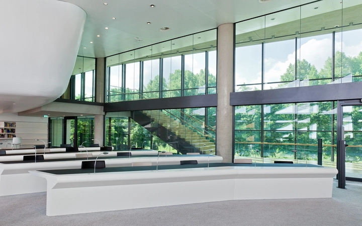 Reception of an office building glazed with fire-resistant glass of classification EI
