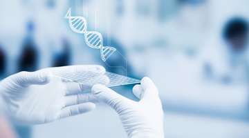 手握一个芯片实验室，其中有一个 DNA 螺旋的 3D 图形。