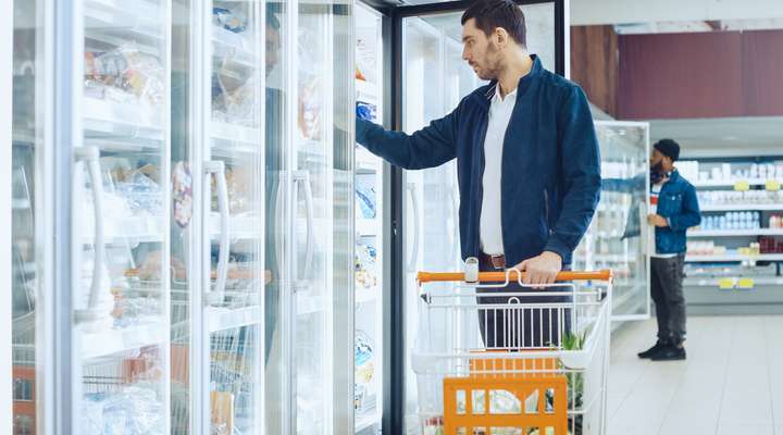 SCHOTT Termofrost® - Deep freeze aisle, man at cabinet.jpg