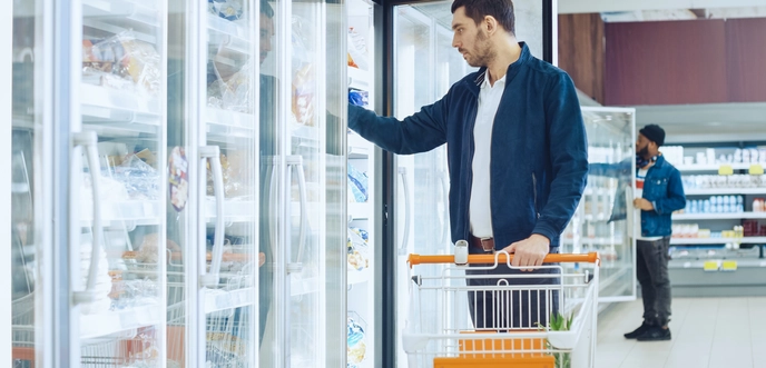 SCHOTT Termofrost® - Deep freeze aisle, man at cabinet.jpg