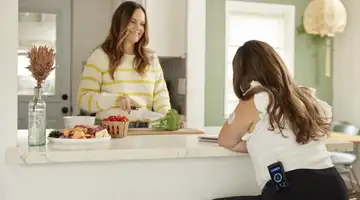 一名臀部佩戴着 iLet Bionic Pancreas 的患者与朋友一起共进午餐。